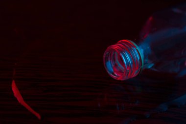 Şişe zehir neon ışık karteli. kopya alanı