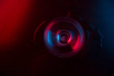 alkol neon ışık bir bar veya kulüp ile cam