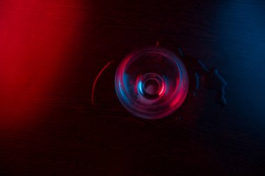 alkol neon ışık bir bar veya kulüp ile cam