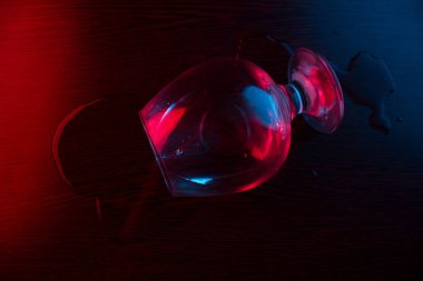 alkol cam bölme. koyu arka plan üzerinde