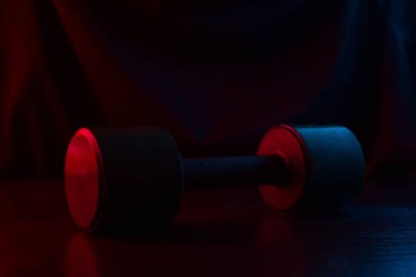 neon ışık koyu arka plan üzerinde metal halter