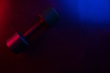 neon ışık koyu arka plan üzerinde metal halter