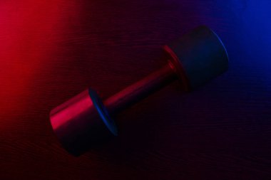 neon ışık koyu arka plan üzerinde metal halter