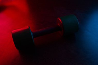 neon ışık koyu arka plan üzerinde metal halter