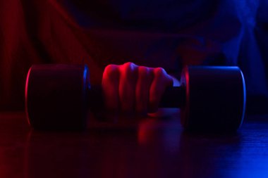 neon ışık koyu arka plan üzerinde metal halter