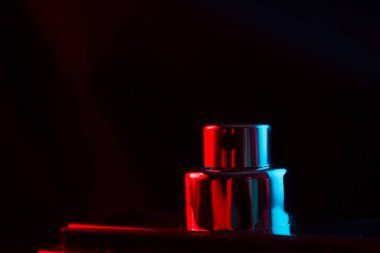 Parfüm Şişe masanın üzerinde. koyu arka plan