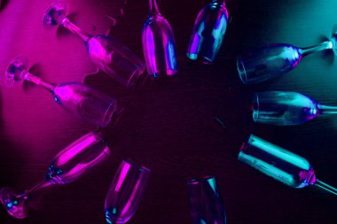 birçok gözlük neon ışık. parti konsept