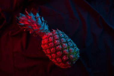 Ananas karanlık neon renkli blackbackground üzerinde