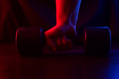 neon ışık koyu arka plan üzerinde metal halter