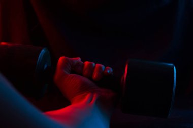 neon ışık koyu arka plan üzerinde metal halter