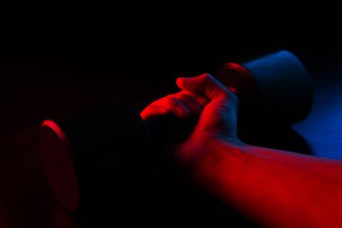 neon ışık koyu arka plan üzerinde metal halter