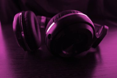 Karanlık arka plandaki kulaklıklar neon ışıklarıyla