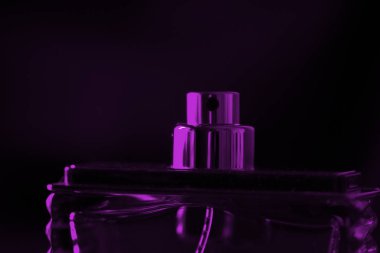 Parfüm Şişe masanın üzerinde. koyu arka plan