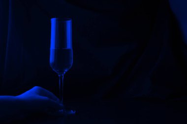 Bir cam siyah bir arka plan üzerinde buz soğuk kokteyl serinletici