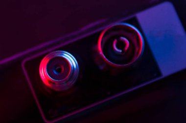 bazı elektronik malzeme neon ışık yakın çekim