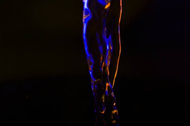 Su akışından gelen kırmızı ve mavi neon arka plan. Odaklanamadı