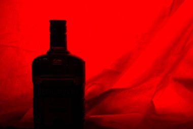 alkol şişe kırmızı artalanları üzerinde. kopya cpace