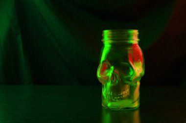 zehir kavramsal görüntü. koyu arka plan üzerinde yeşil kafatası