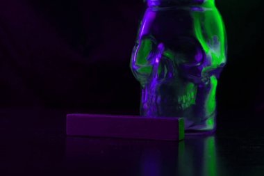 zehir kavramsal görüntü. koyu arka plan üzerinde yeşil kafatası