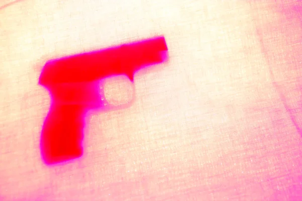 Πιστόλι Πίσω Από Ροζ Κουρτίνα Κοντινό Πλάνο Απαλή Εστίαση — Φωτογραφία Αρχείου