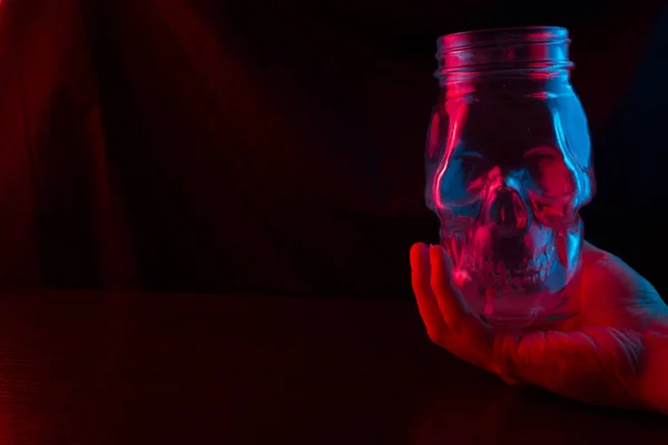 Vidro Forma Crânio Luz Néon Fundo Escuro — Fotografia de Stock