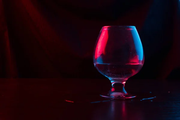 バーやクラブのネオンの光でアルコールとガラス — ストック写真