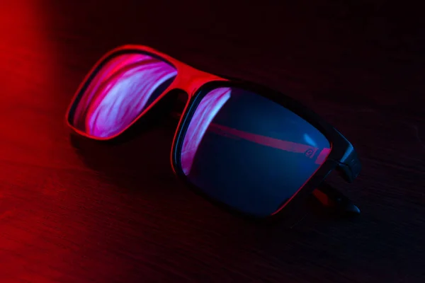 Nahaufnahme Einer Sonnenbrille Auf Dunklem Hintergrund — Stockfoto