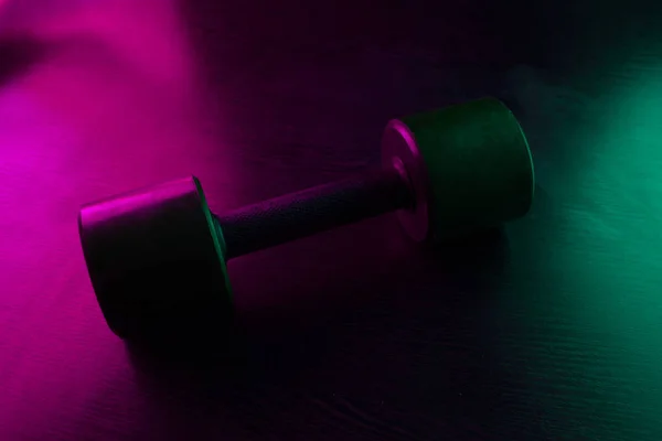 Metalen Barbell Donkere Achtergrond Neon Licht — Stockfoto