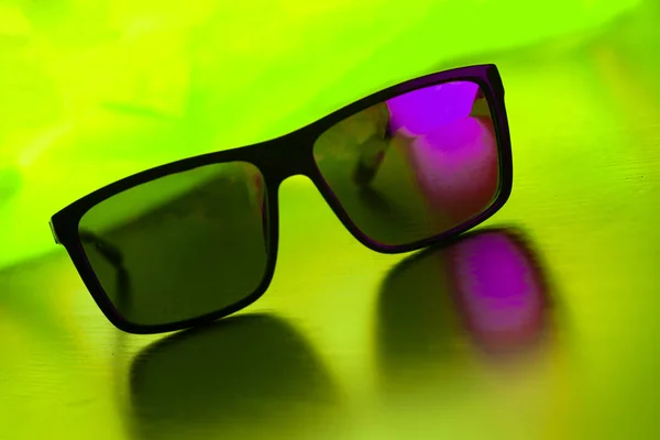 Zbliżenie Okularów Przeciwsłonecznych Ciemnym Tle — Zdjęcie stockowe