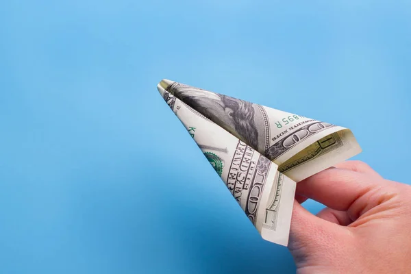 Kağıt uçağı Doları banknot elinde tutan