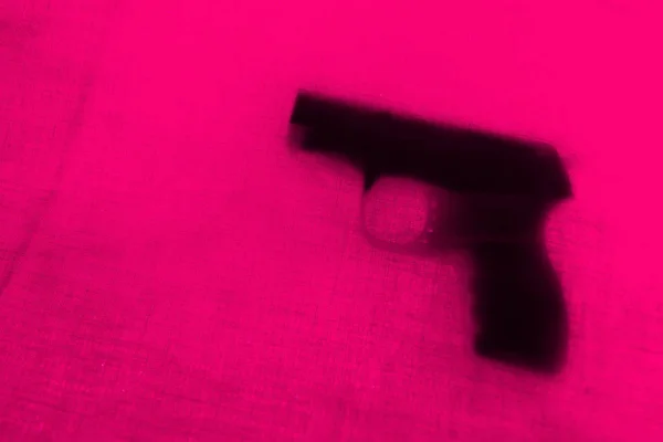Γυναίκα Δολοφόνος Έννοια Εικόνα Όπλο Ροζ Φόντο — Φωτογραφία Αρχείου