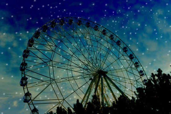 Renkli bir dönme dolap. Önden Görünüm. Kazan, Rusya Federasyonu