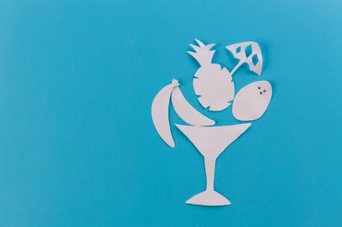 Yaz konsepti görüntü. ananas mavi zemin üzerine. Kağıt kesiği