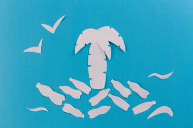 okyanus kirliliği kavramı. plaj plastik şişe. Kağıt kesiği
