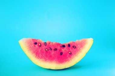 Olgun su kavun dilimi mavi zemin üzerine