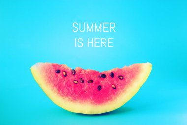 Olgun su kavun dilimi mavi zemin üzerine