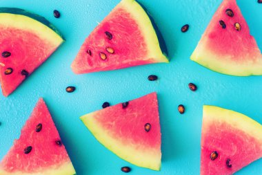 Mavi bir arka plan üzerinde karpuz dilimi popsicles