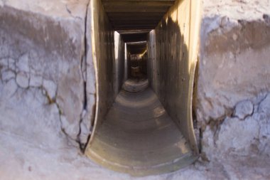 korkunç beton tonnel. Eski karanlık terk edilmiş tonnel.