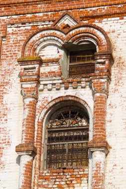 Eski bina mahvetti. kırmızı tuğla. kafes penceresiyle