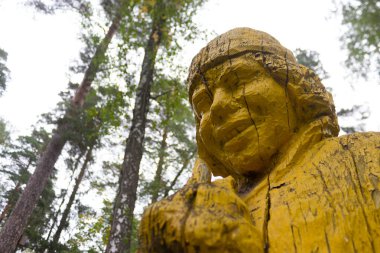 eski ahşap şekil. büyük eski korkunç heykeli