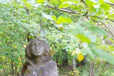 eski ahşap şekil. büyük eski korkunç heykeli