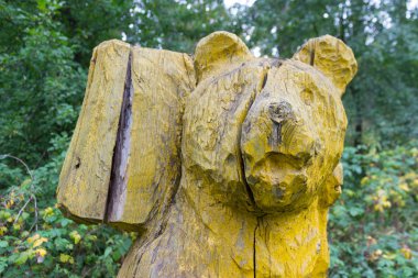 eski ahşap şekil. büyük eski korkunç heykeli