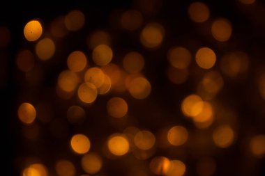 Işıklar arkaplan resmi. Siyah maddenin altındaki bulanık ışıklar