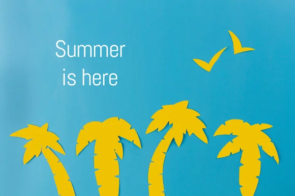 夏のコンセプト イメージ 青の背景にヤシの木 — ストック写真