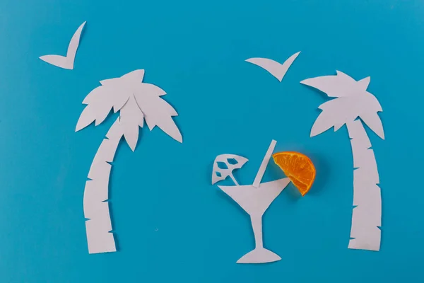 Plaj Kokteyl Kavramı Görüntü Kağıt Üzerinde Mavi Arka Plan Kesmek — Stok fotoğraf