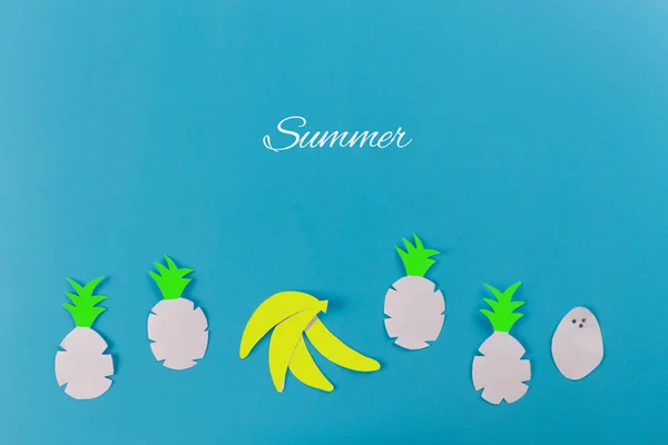 夏のコンセプト イメージ 青の背景にパイナップル — ストック写真