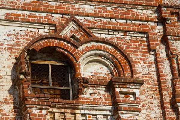 Stary Zniszczony Budynek Czerwonych Cegieł Okno Kratą — Zdjęcie stockowe