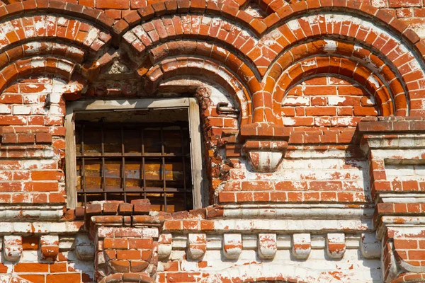 Eski Bina Mahvetti Kırmızı Tuğla Kafes Penceresiyle — Stok fotoğraf