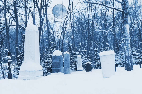 Espeluznante cementerio viejo por la noche —  Fotos de Stock