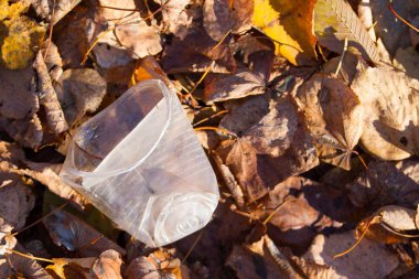 A dikkatsizce plastik fırlatıp